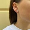 Prabangūs aukso spalvos auskarai su Swarovski kristalais – elegantiškas ir spindintis aksesuaras. Įsigyk jau dabar tautinka.lt