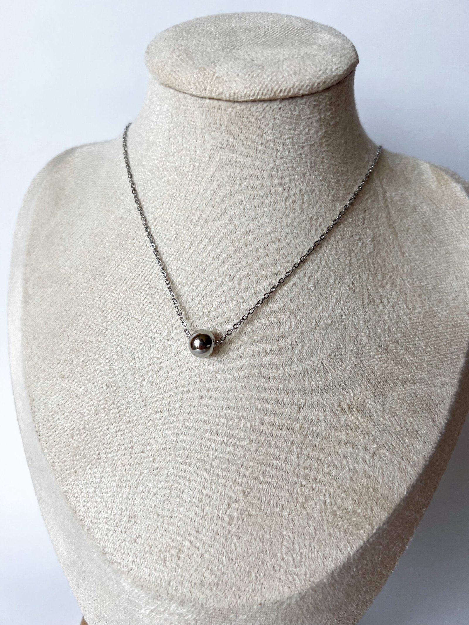 sidabro spalvos elegantiška grandinėlė ant kaklo. tautinka.lt