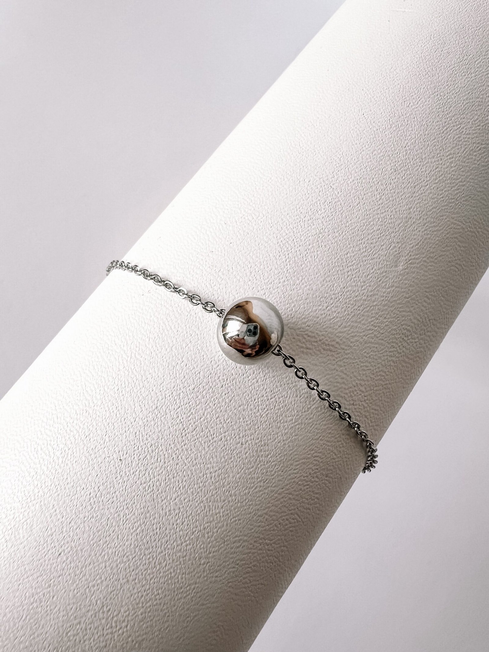 sidabro spalvos elegantiška grandinėlė ant kaklo. tautinka.lt