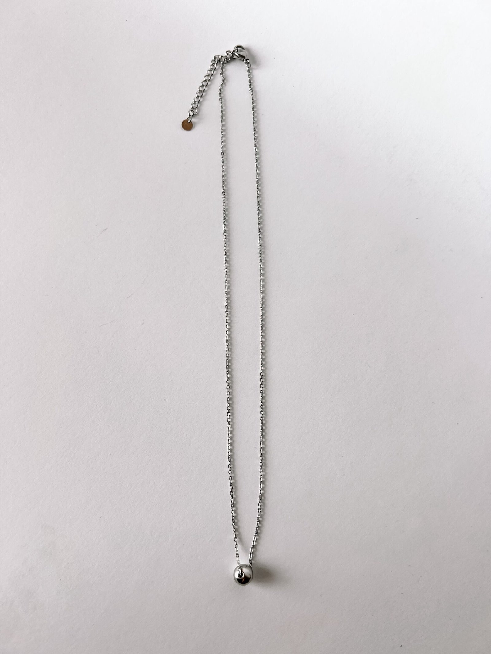 sidabro spalvos elegantiška grandinėlė ant kaklo. tautinka.lt