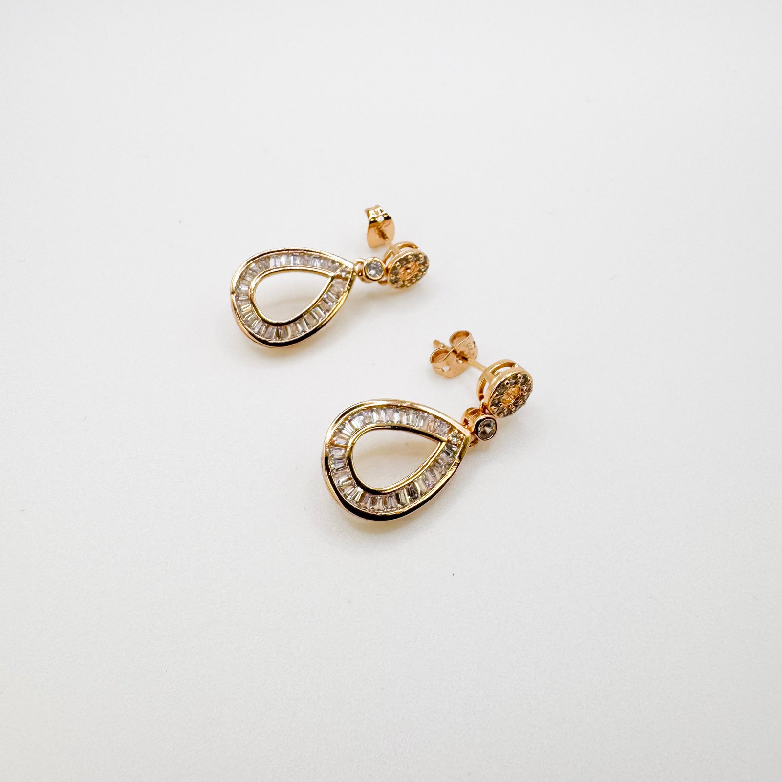 Hipoalerginiai medicininio metalo auskarai – saugus, ilgaamžis pasirinkimas jautriai odai. Užsisakyk tautinka.lt