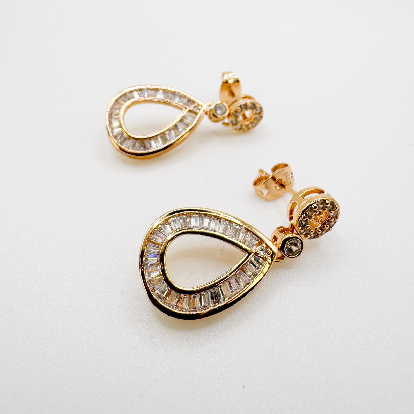 Hipoalerginiai medicininio metalo auskarai – saugus, ilgaamžis pasirinkimas jautriai odai. Užsisakyk tautinka.lt