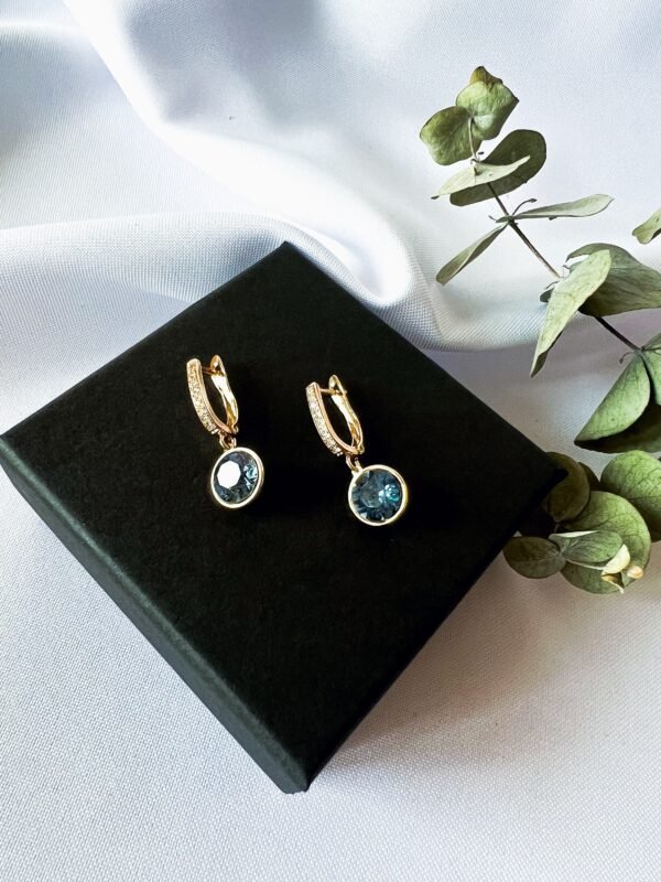 Prabangūs aukso spalvos auskarai su Swarovski kristalais – elegantiškas ir spindintis aksesuaras. Įsigyk jau dabar tautinka.lt