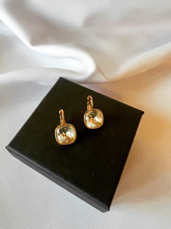 Stilingi aukso spalvos auskarai su Swarovski kristalais – žėrintis akcentas kiekvienai progai. tautinka.lt