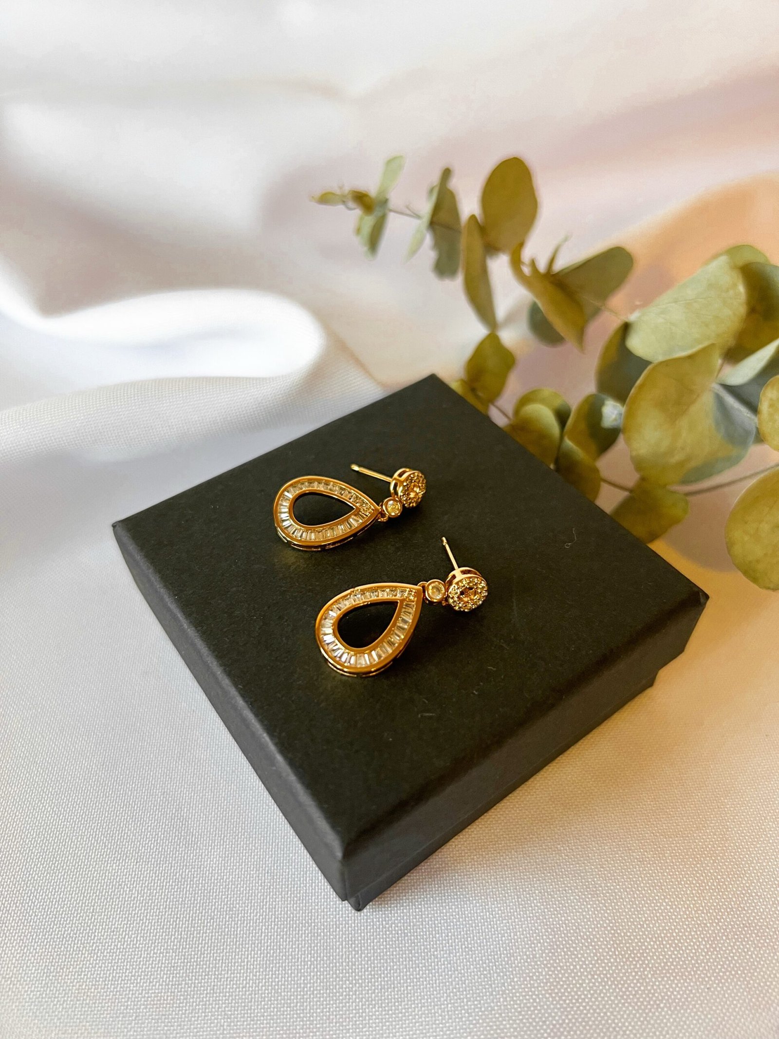 Hipoalerginiai medicininio metalo auskarai – saugus, ilgaamžis pasirinkimas jautriai odai. Užsisakyk tautinka.lt