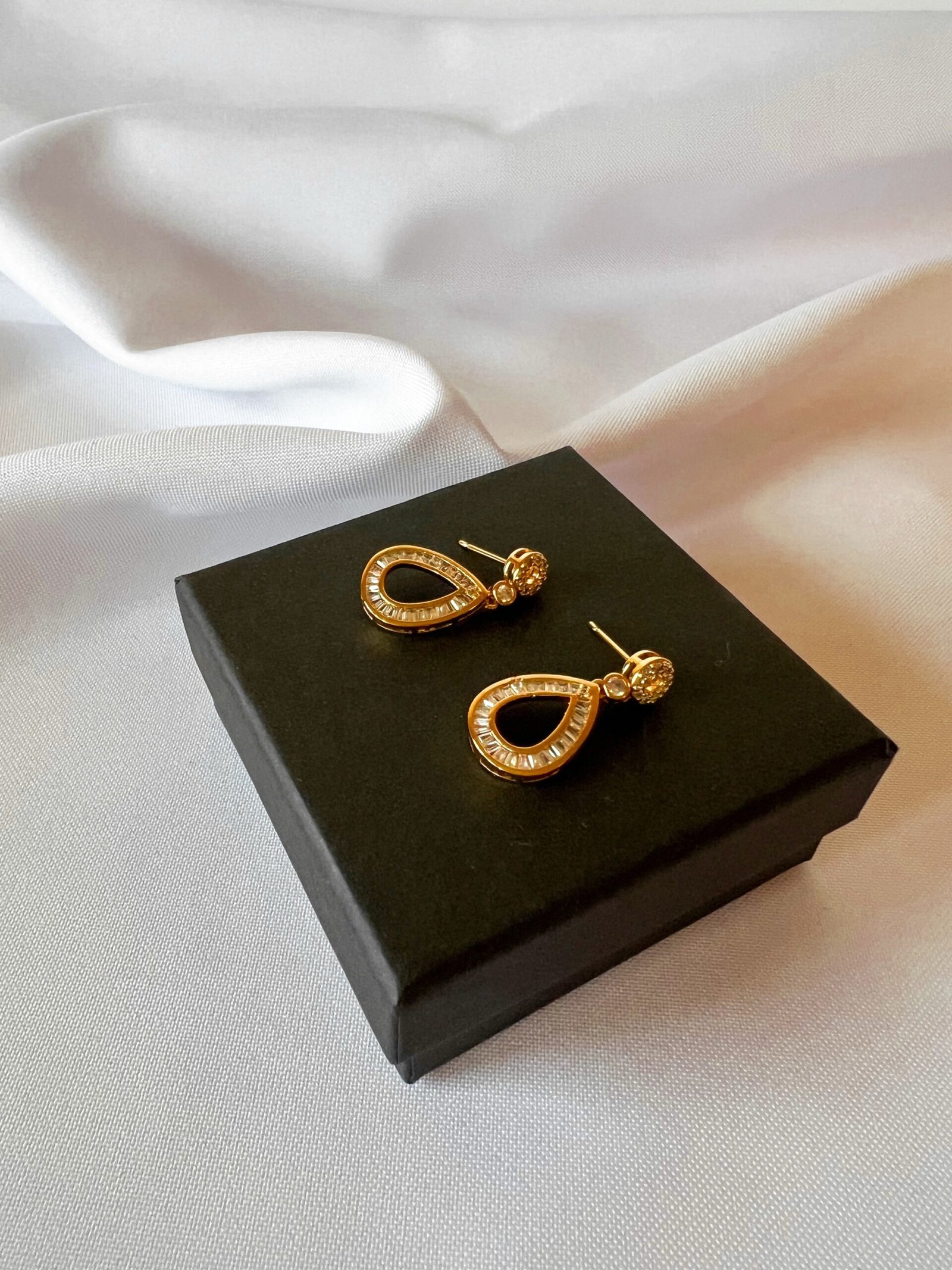 Hipoalerginiai medicininio metalo auskarai – saugus, ilgaamžis pasirinkimas jautriai odai. Užsisakyk tautinka.lt