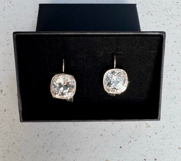 Stilingi aukso spalvos auskarai su Swarovski kristalais – žėrintis akcentas kiekvienai progai. tautinka.lt