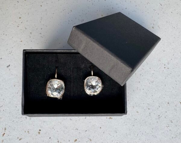 Stilingi aukso spalvos auskarai su Swarovski kristalais – žėrintis akcentas kiekvienai progai. tautinka.lt