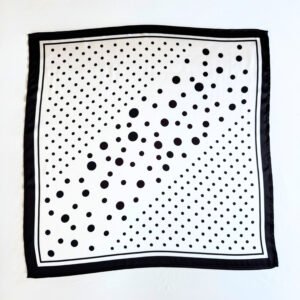 Klasikinis dizainas, subtilus taškuotas raštas, retro elegancija. Juoda ir balta spalvos – universalus derinys. tautinka.lt